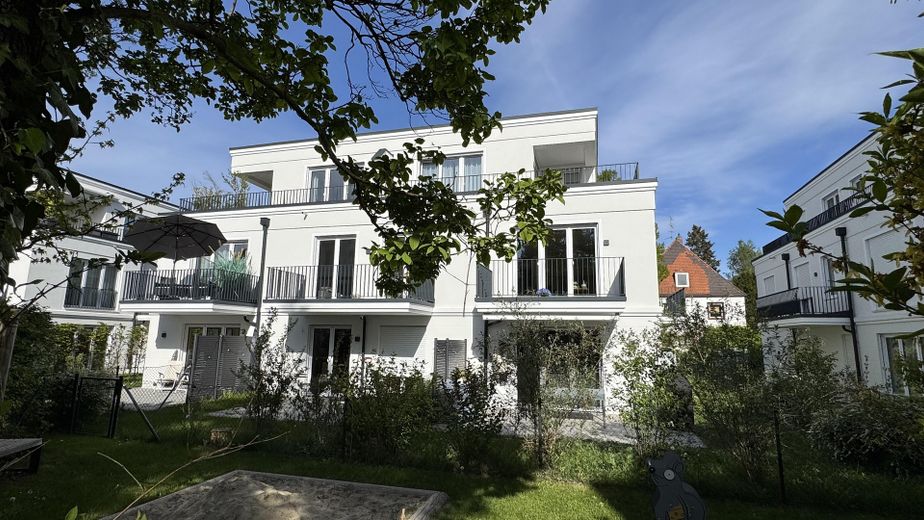NEUWERTIGE VILLENWOHNUNG | SÜD/WEST | 2 BALKONE | GRÜNBLICK | EBK + MAẞ-EINBAUTEN + SMART HOME – Haus