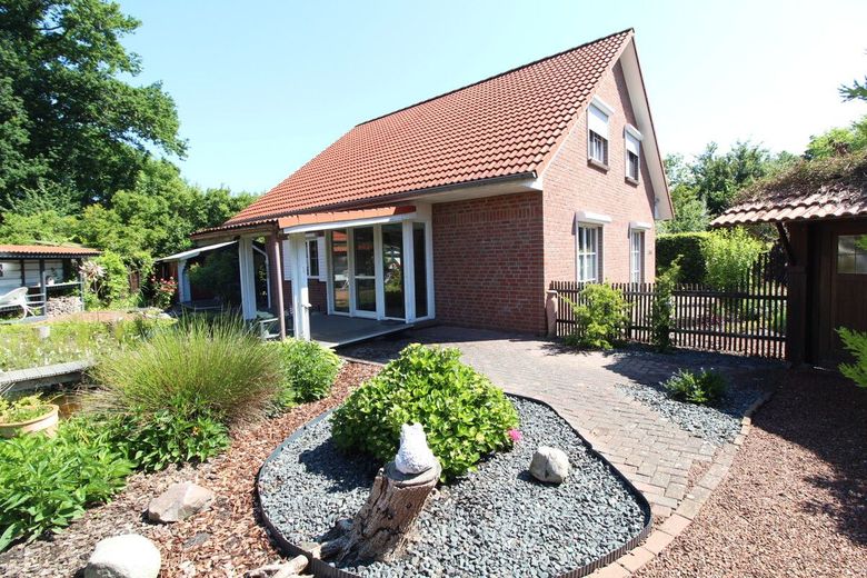 Exquisites Einfamilienhaus mit idyllischer  Gartenanlage + Teich, Saunahaus, Carport &amp; neue Heizung – Gartenansicht