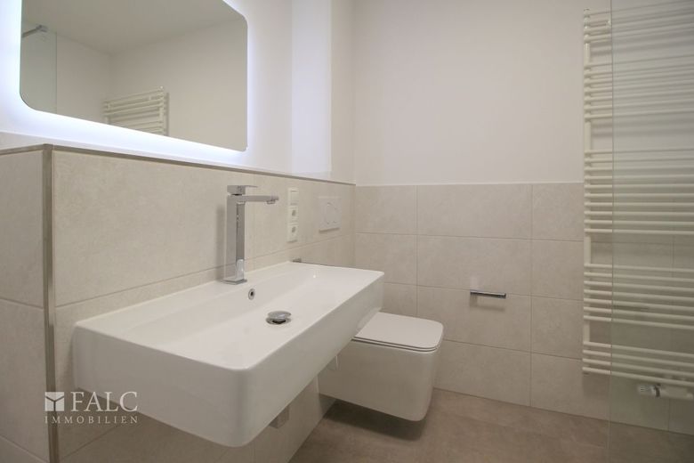Sanierte Wohnung mit großem Wohnzimmer! – Badezimmer