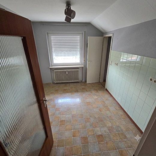 2 Zimmer Dachgeschoßwohnung mit Weitblick – Küche, KI generiert