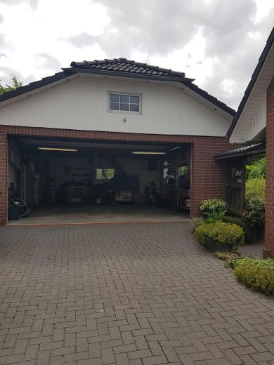 Niedrigenergiehaus mit Feldblick von Privat – Stellflächen vor Garage