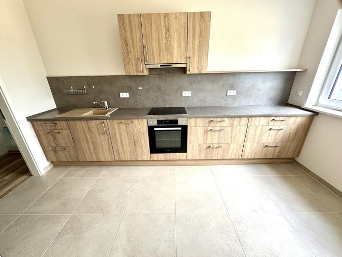 Zo goed als nieuw appartement in een meer-generatiewoning met garage, geschikt voor ouderen en drempelvrij – Einbauküche, erweiterbar