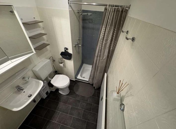 Möblierte 1-Zimmer-Wohnung im 10. Stock mit herrlicher Aussicht – Badezimmer
