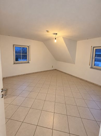 Appartement en copropriété de 3 pièces bien entretenu avec cuisine équipée et place de stationnement à Büdingen-Rinderbügen – Photo 1