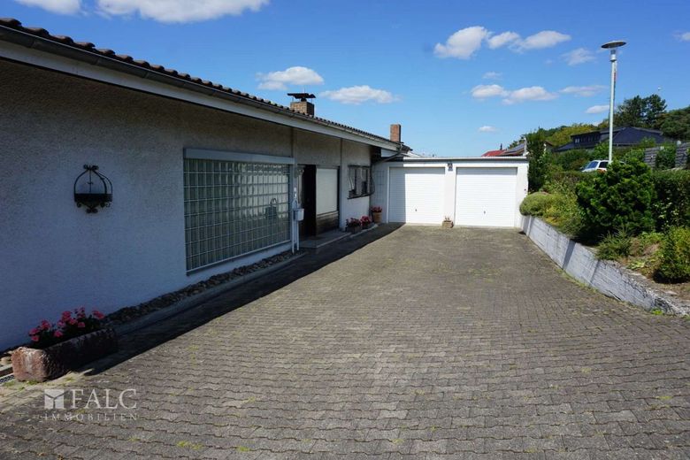 Freistehende Villa auf großem Grundstück in Buchen – Einfahrt
