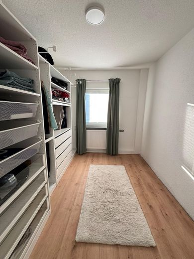 Freistehendes Einfamilienhaus mit viel Platz für Familie, Alltag und Zukunft – Ankleidezimmer 1. OG
