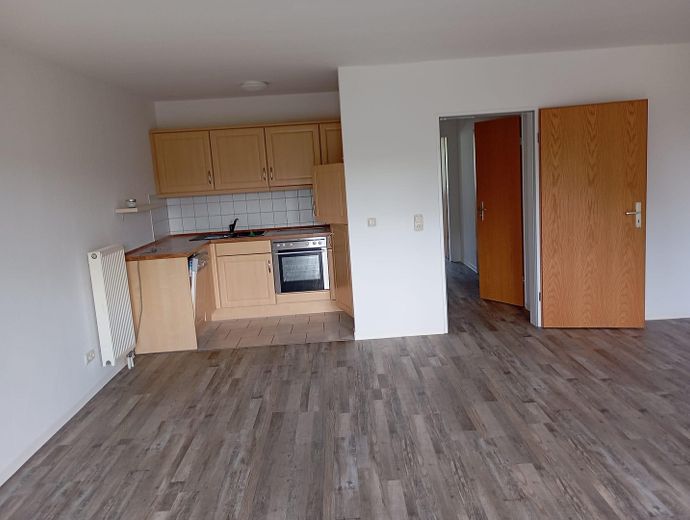 Komplett neu renovierte 2-Zimmer Wohnung im 1.OG mit Balkon – Wohnzimmer mit Küche