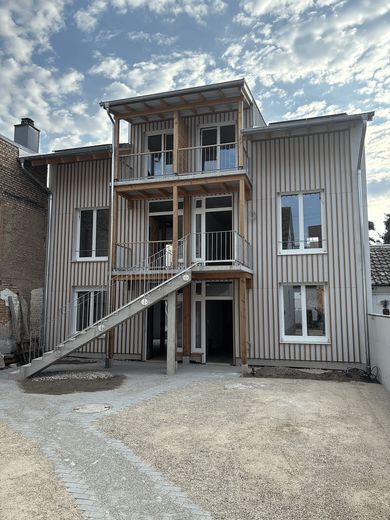 Maisonette-Wohnung mit 2 Balkonen – Haus von vorne