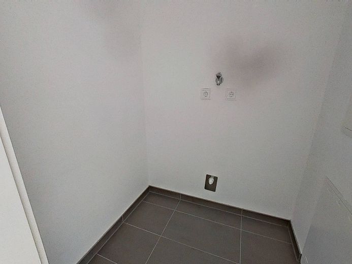 Confort residencial de categoría en una ubicación tranquila: Amplio piso nuevo de 3 habitaciones con terraza soleada y cocina equipada – HWR