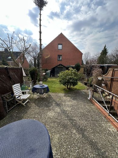 Großzügiges Reihenmittelhaus mit Kaminoption, Garage, Keller & Glasfaser in Kiel-Russee – Aussicht nach Süden mit Garten