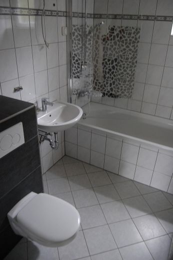 Freundliche sanierte 4-Zimmer-Wohnung zur Miete in Selb ab September – Badezimmer