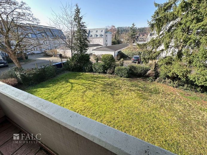 Großzügige 132 m² Wohnung mit großem Balkon und Stellplatz im gepflegten Dreifamilienhaus – Aussicht