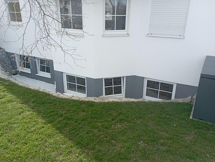 Noch günstiger, Eigentumswohnung, 2 Zimmer- Souterrain, sehr hell, ruhig, mit Garten. – Fenster Souterrainwohnung