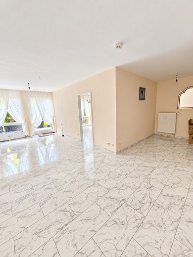 Große Terrasse! Stilvolle 2-Zi.-Garten-Whg m. EBK u. guter Infrastruktur - N/West – Wohnzimmer 