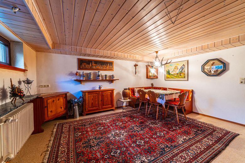 Zweifamilienhaus in Massivbau mit großem Garten in ruhiger Lage – Bauernstube