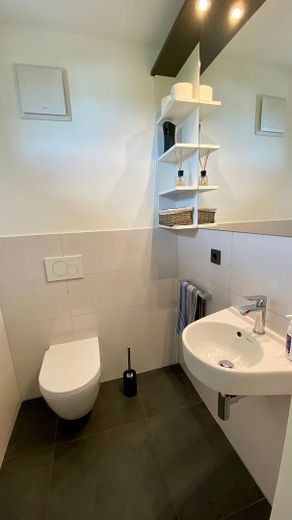 Bestens ausgestattete Maisonette-Wohnung (ca. 185 m², mit Einbauküche) in ruhiger Citylage von Bühl! – Gäste-WC / 2. OG