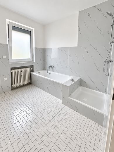 Primera ocupación tras la reforma: espacioso piso de 4 habitaciones con terraza y 106 m² en Springe – Badezimmer