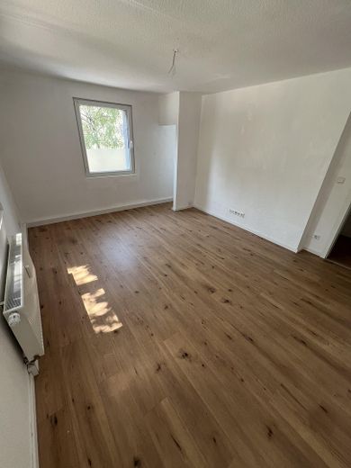 Frisch renovierte/sanierte, helle 2-Zimmerwohnung m. Wohnküche + Tageslicht-Duschbad – Wohnzimmer