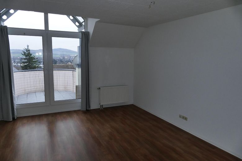 Dachgeschosswohnung mit Weitblick – Wohnzimmer