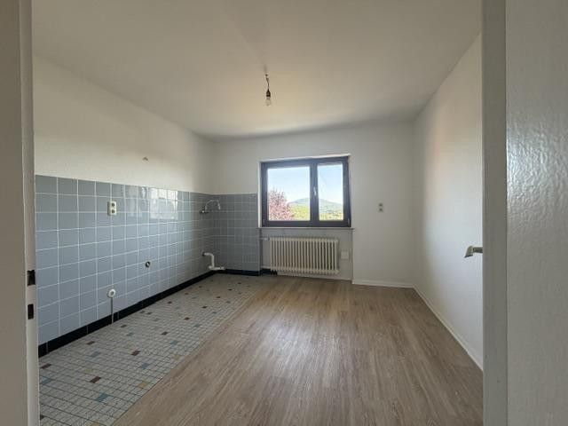 Świeżo wyremontowane 4-pokojowe mieszkanie na parterze w Züntersbach– duży balkon, bezbarierowa łazienka i doskonałe połączenia komunikacyjne – Küche