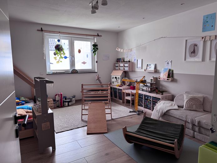 Vertragsfreie 4-Zimmer-Neubauwohnung mit TG-Stellplatz und großem Balkon in ruhiger Lage – Kinderzimmer
