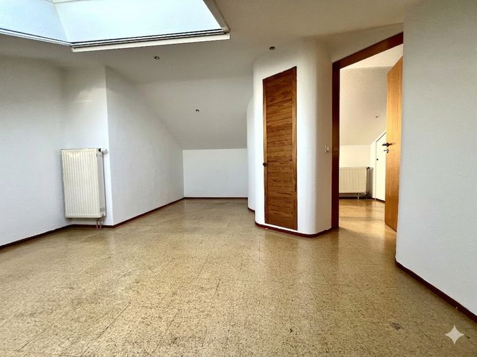 Helle Doppelhaushälfte mit großem Garten - frei ab Aug. 26 - ohne Provision – Dachzimmer