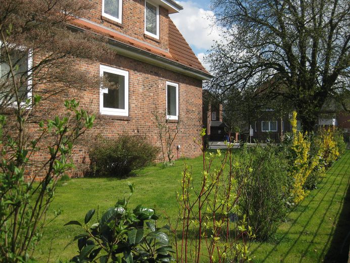 Erdgeschosswohnung in schmucker Stadtvilla – Hausansicht mit Garten