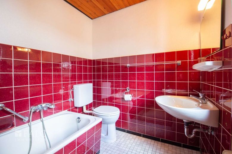 Dużo miejsca na Twoje marzenia! Zagroda z domem mieszkalnym, stodołą i garażami – Badezimmer