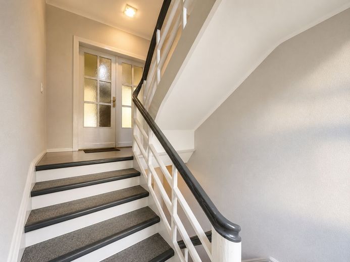 Vierfamilienhaus mit Teilungserklärung - 3 Einheiten kurzfristig neu vermietbar – Hausflur