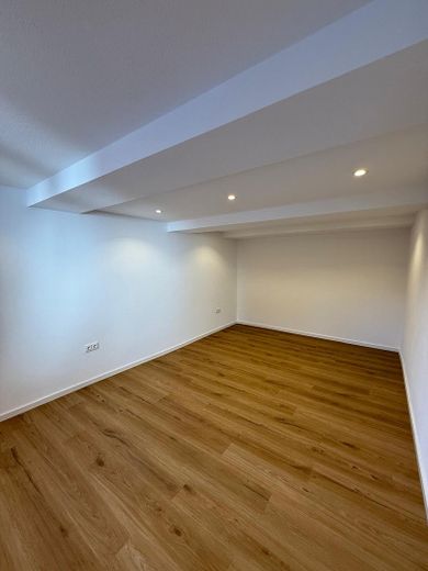 5-Room Maisonette Apartment Across Three Living Levels – Fully Renovated, with Fitted Kitchen & 2 Bathrooms – Schlafzimmer 1. Etage