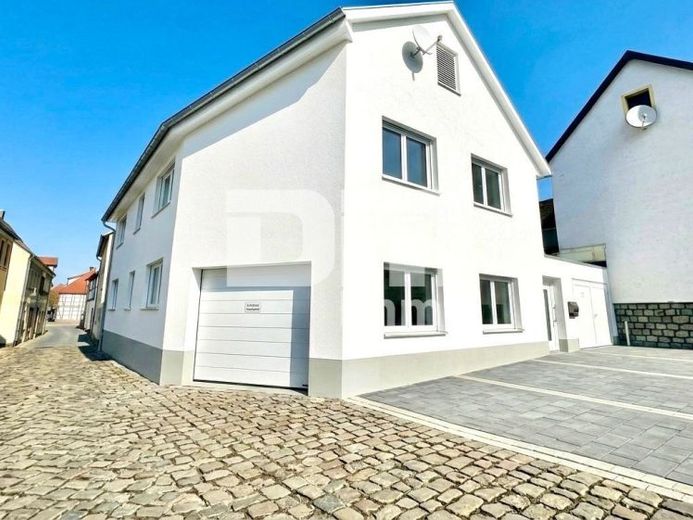 Częściowo wyremontowany dom jednorodzinny w centralnej lokalizacji z 2 garażami – Zdjęcie 1