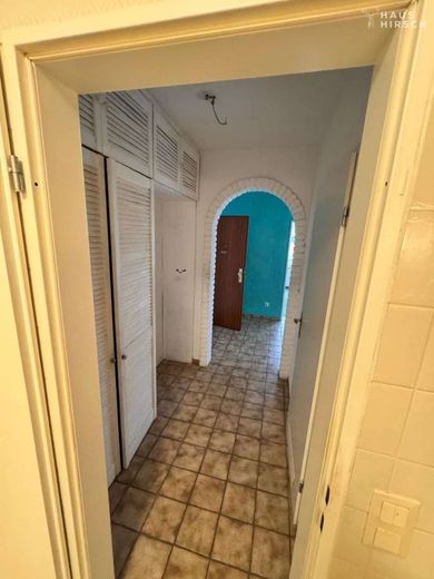 Renovierungsbedürftige Dreizimmerwohnung mit traumhaftem Ausblick – Flur Badezimmer