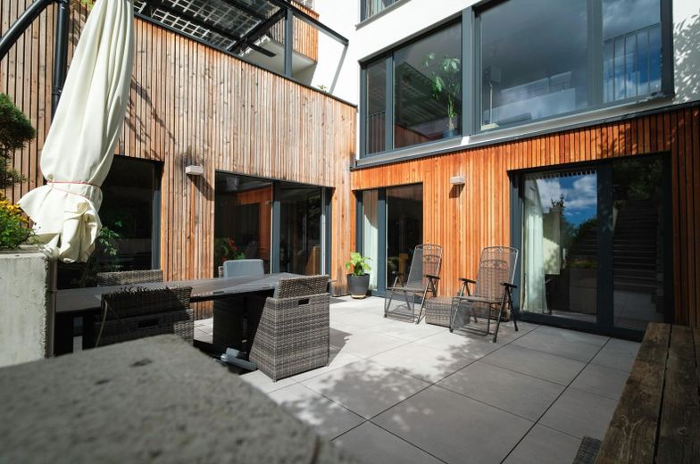 ‘‘Ruhig & grün: Helle 96m² Terrassen-Wohnung mit moderner Ausstattung und guter Anbindung‘‘ – Terrasse