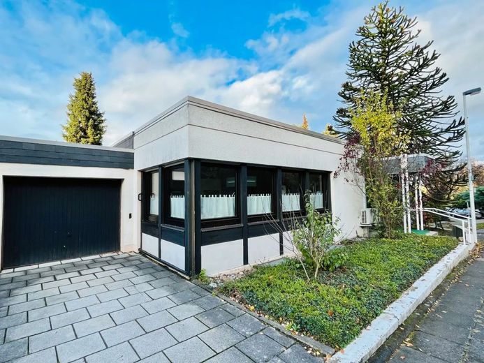 Gepflegter Bungalow mit 2 Wohnbereichen in Bonn-Medinghoven – Front-2