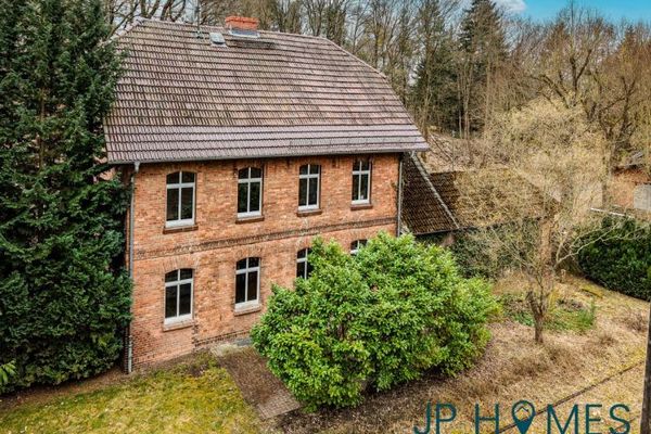 Zwei Wohneinheiten, 190 m² & Seenähe – saniertes Bahnhofs-Haus mit Ausbaureserve