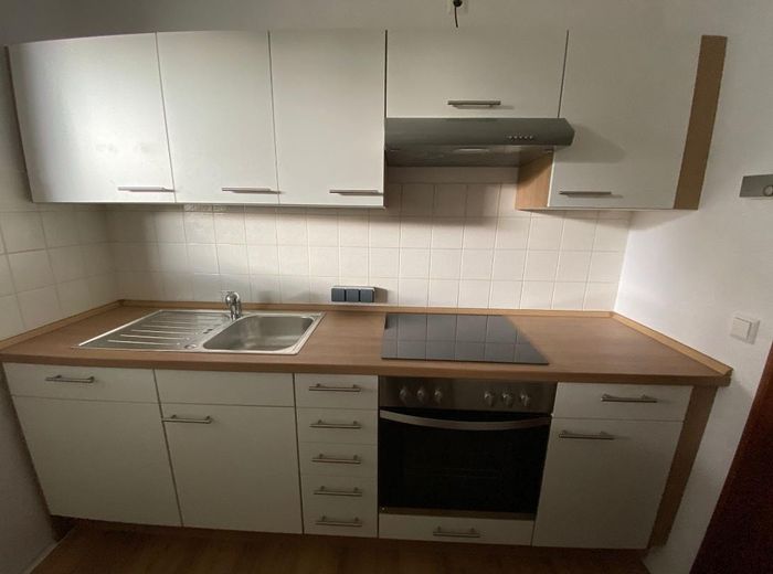 Appartamento moderno di 3 locali con due balconi e nuova cucina componibile – Küche1