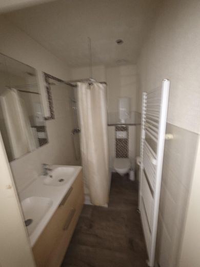Schöne helle 2 Zimmerwohnung mit Stuckdecken – Bad III