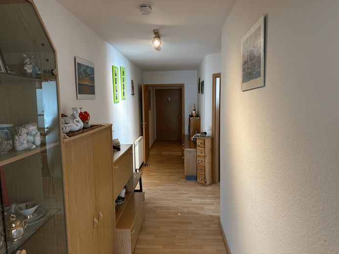 Großzügiges Wohnen mit Balkon: Gepflegte Eigentumswohnung inklusive EBK – Der Flur führt Sie ins...