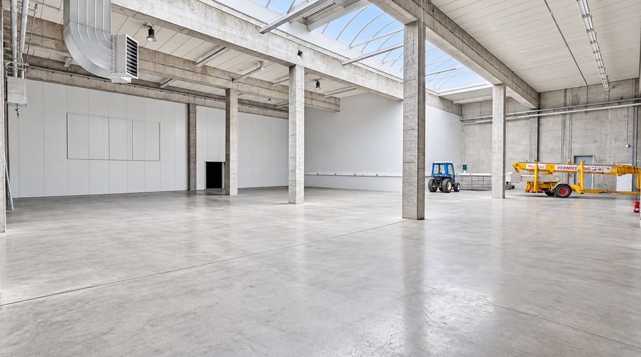 Depo, üretim, ofis/sosyal alan 750m² + 206m², açık alan >5000m² (opsiyonel + yaklaşık 400m² CNC talaşlı imalat) – Halle