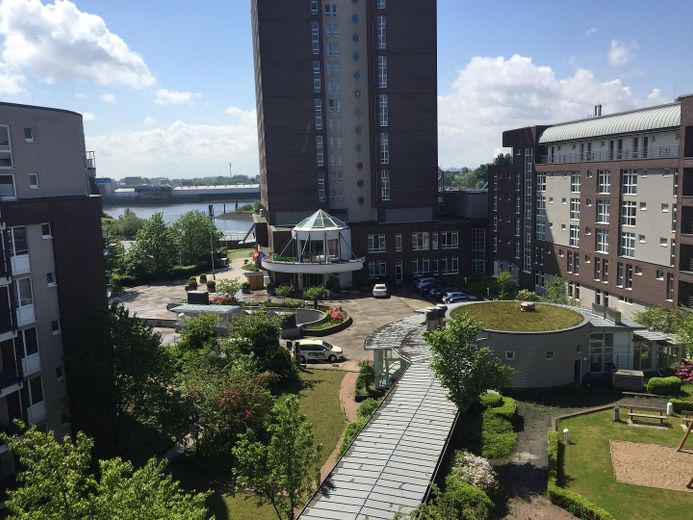 Loft an der Elbe mit Balkon und Blick auf den Elbtower, neben Hafencity – Elbblick vom Balkon