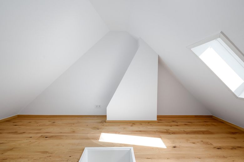 RARITÀ AL LEHEL | Maisonette modernizzata con vista sul verde e posto auto in garage sotterraneo – senza provvigione – Dachgeschoss