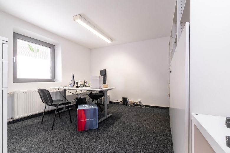 Representatieve bedrijfslocatie met showroom, productie, werkplaats en opslaghal te huur – 1. OG