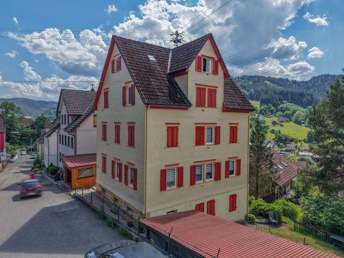 Kapitalanlage mit traumhaftem Schwarzwaldblick!
Mehrfamilienfamilienhaus mit 4 Einheiten! – फोटो 1