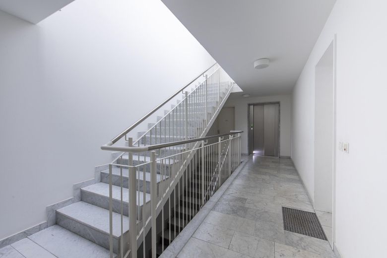 Schöne, helle 2-Zimmer-Wohnung mit Tageslichtbad und Balkon sowie Tiefgarage – Treppenhaus mit Lift