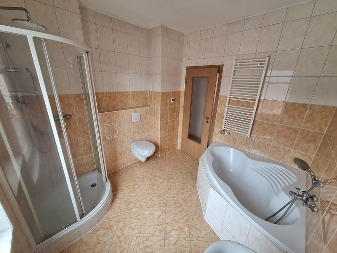 Bright 3-room apartment with large daylight bathroom and dressing room in Zwickau-Crossen – Bad