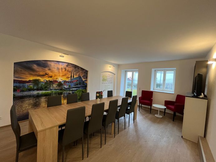 smart single apartment with modern fitted kitchen, ready to move in, right by the Landeskrone, separate parking space available – Gemeinschaftlicher Partykeller