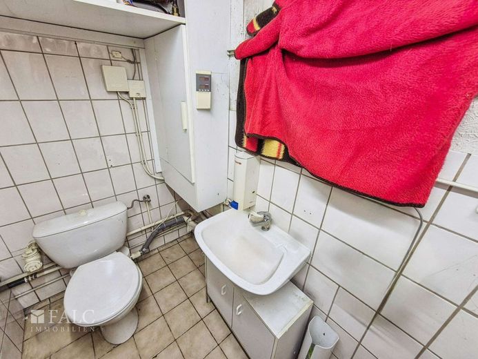 Einfamilienhaus mit Garten an Berliner Stadtgrenze - FALC Immobilien – Badezimmer KG