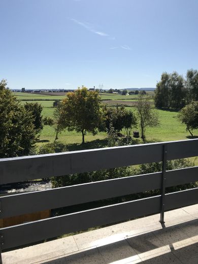 Appartement calme, lumineux et moderne de 3 à 4 pièces, avec cuisine et salle de bains, près de Dinkelscherben, avec jardin, garage, etc. – Aussicht vom Balkon 