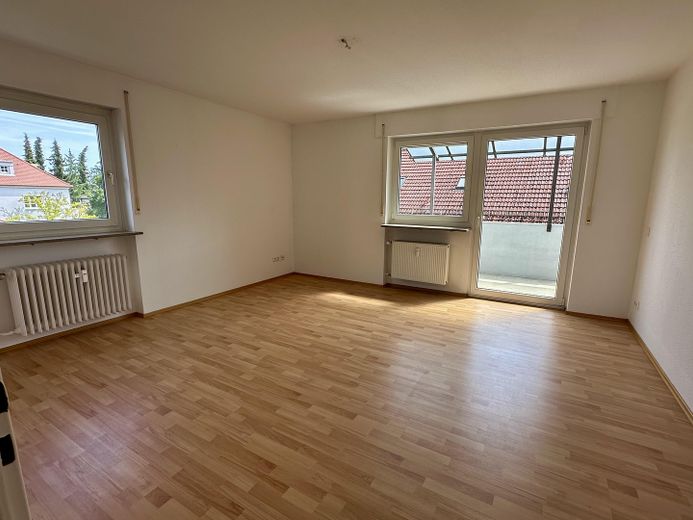 Frisch renovierte 2,5-Zimmer-Wohnung mit Blick ins Grüne in Erlenstegen – Wohnzimmer