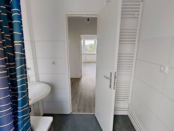Hübsche 2-Zimmer-Wohnung mit BALKON, EBK und viel Lichteinfall – Ansicht II: Bad